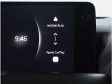 【スマートフォン連携】車内で様々な機能が利用できます。Apple CarPlayではiPhoneの機能(通話、音楽、マップなど)が、Android Autoでは通話、音楽、マップなどが利用可能です。