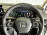 ステアリング右手側に安全運転支援機能のホンダセンシングをコントロールするスイッチ、左手側にオーディオ関連のコントロールスイッチを配置、視線を逸らすことなく運転に集中できます