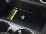 ◆ワイヤレス充電器◆ワイヤレス充電対応のスマートフォンを置くだけで充電が可能でとても便利な機能です。