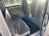 後部座席も十分な広さがあります!シートを倒せば荷物もさらに沢山積めますね♪