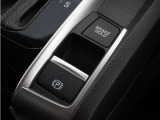 オートブレーキホールド機能付き電子パーキングブレーキ!ブレーキペダルを足から離しても停車状態を保ちます。アクセルを踏めば自動でブレーキが解除され、発進可能!