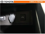 ポータブルオーディオなどの機器を接続して、車両のスピーカーで聞くことができます。