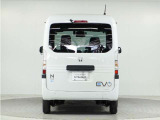 ◆路外逸脱抑制機能◆システムが車線(実線、破線)を検知し、ディスプレー表示とステアリング振動の警告で注意を促すとともに、車線内へ戻るようにステアリング操作を支援します。