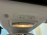 電動開閉のボタンが天井についています。