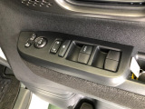 【窓操作部分】運転席のスイッチでは、すべてのウィンドーの開閉操作を行うことができます。