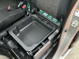 シートの下には広い小物入れがあり、ダッシュボードに入らない物等を入れる事が出来ます。