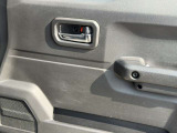運転席ドアトリムの状態です。