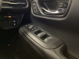 電動格納式リモコンドアミラーと、パワーウィンドウスイッチ等は運転席ドアにあります。