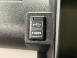 【HDMIソケット】 スマートフォンなどを接続するとディスプレイオーディオに画面表示され、停車時に動画も視聴可能です。