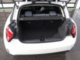 コンパクトな車体ながら、実用的なラゲッジスペースを確保。開口部が広く、荷物の積み下ろしもスムーズに行えます。日常の買い物から週末のレジャーまで、幅広いシーンで活躍する使い勝手の良い設計です。