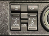 両側パワースライドドアウェルカムオープン機能 降車時にスイッチで予約しておけば、乗車時に電子カードキーを持ってクルマに近づくだけでパワースライドドアが自動でオープン♪