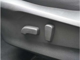 安全運転は適切なシートポジションから。無段階調整可能な電動シートが、どんな方にもピッタリのシートポジションを実現します。