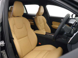 パーフォレーテッド・ファインナッパレザーシートはフロントベンチレーション機能とリラクゼーション機能を標準装備しています。