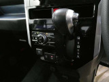 「AUTO」スイッチで車内の温度を一定に保ってくれるオートエアコン。快適装備の代名詞。もちろんマニュアル操作も可能ですよ。