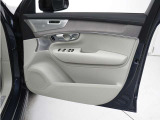 運転席ドアの全景です。キャビンを彩るすべてのものに、機能を形にした美しさが備わっています。