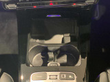 〈ワイヤレスチャージング〉スマホを置くだけで充電が可能です。