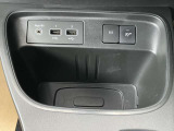 小物も入れることができ充電ソケットも付いております
