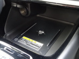 ワイヤレス充電器も付いてスマホの充電もらくらくです!