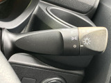 操作しやすいウインカーレバーで、安全な車線変更をサポートします。視認性の高いインジケーターも備えています。