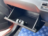 [グローブボックス]助手席側にあるグローブボックスには車検証もバッチリ入ります♪