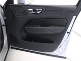 運転席ドアの全景です。キャビンを彩るすべてのものに、機能を形にした美しさが備わっています。