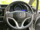 握りやすく、操作しやすいステアリングホイール。長距離運転でも疲れにくい設計で、快適なドライブを後押しします。