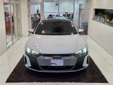 先代からデザインが変らないシングルフレームグリルです。全車同じデザインで統一感があり、Audiのアイコンの一つです。