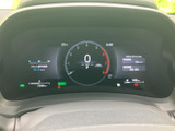 運転に必要な情報をひと目で確認できる、見やすいデザインです。スタイリッシュな表示でドライバーをサポートします。
