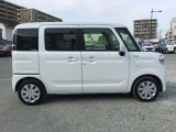 キリっと引き締まったライトからボディサイドに流れるようなデザインが車の存在感を引き立てます。