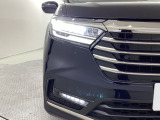 LEDヘッドライトです。蛍光灯のような明るさが特徴で広い範囲を明るく照らしてくれます。光量が大きいので暗い場所での視認性が上がります。また寿命が長く、消費電力も少ないので経済的です。