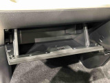 大きな荷物を収納できる、便利な助手席グローブボックス