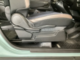 【前席】運転席にはシート高を調整できるハイトアジャスターが装備され、幅広いシートポジションの設定が可能になっております♪
