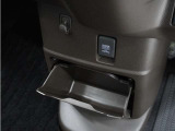 ◆センターロアボックス◆インパネ中央の下部には、ごみ箱としても使用する事ができるセンターロアボックスを装備しております。