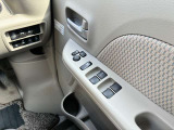 運転席側のドア部。こちらのスイッチでドアミラーの角度調整やパワーウィンドーの操作が可能になります。