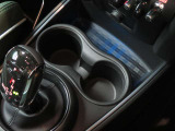 ある程度の深さがあり、標準的なサイズのペットボトルや缶コーヒーを入れても、コーナリング中に飛び出す心配がほとんどありません。 運転の邪魔にならない位置にあり、スムーズに飲み物の出し入れができます!