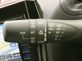 雨天時でも快適な視界を確保。ワンタッチでワイパーを操作でき、運転をサポートします。