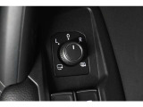 狭い場所も苦になりません。電動格納ドアミラー装備。電動格納ドアミラードアミラー調整スイッチ