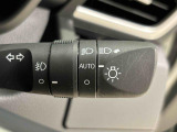 周りの明るさに応じて点灯するオートライト。ワンタッチターンシグナル機能付き方向指示器になっています。レバーはターン位置で固定されず、手を離すと元の位置に戻ります。