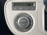 【オートエアコン】一度お好みの温度に設定すれば、車内の温度を検知し風量や温度を自動で調整。暑い&hellip;寒い&hellip;と何度もスイッチ操作をする必要はありません。快適な車内空間には必須の機能ですね♪