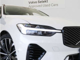ボルボを象徴する「トールハンマー」デザインを採用したLEDヘッドライトは、ワイドな配光で広い視界を確保。 カーブではステアリング操作に連動して光軸が変化し、常に進行方向を的確に照らします。