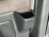後席両側にも便利なドリンクホルダー。