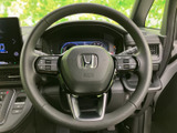 操作しやすいステアリングで、快適なドライビングポジションをキープ。細部にまでこだわったデザインも魅力です。