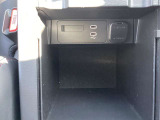 収納スペースとUSBポートがあります。