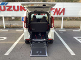 荷室は、シートスライドに、ワンタッチで、車いすスロープをつくりだし、電動巻き上げフックも付いてます。