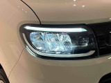対象物が見やすく白く明るい光で夜間走行をサポートするフルLEDヘッドランプ(サイドビューランプ、クリアランスランプ、オートレベリング機能付き)を装備