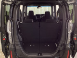 開口部も広く荷物の積み下ろしもしやすいお車となっております。シートの背もたれは5:5の割合で背もたれを可倒でき、前後のシートスライドもできるので荷室をひろげることができます。