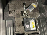 助手席足元下にはパンク修理キット,牽引フックが収納してあります