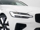 ひときわ印象的なT字型のLEDヘッドライトは、新世代のボルボを象徴するユニークなアイコンとなっています。LEDデイタイム・ランニング・ライトやポジションライト、ウインカーの役割も果たします。