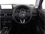 【運転席】最適なドライビングポジションでドライブをお楽しみください。