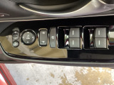 ハンドルの右側に電動格納付きパワーミラーの操作スイッチがついています。左右のサイドミラーの角度調節も微調整ができて便利です。パワーウインドウは運転席でドア4枚とも上下の操作ができるようになっています。